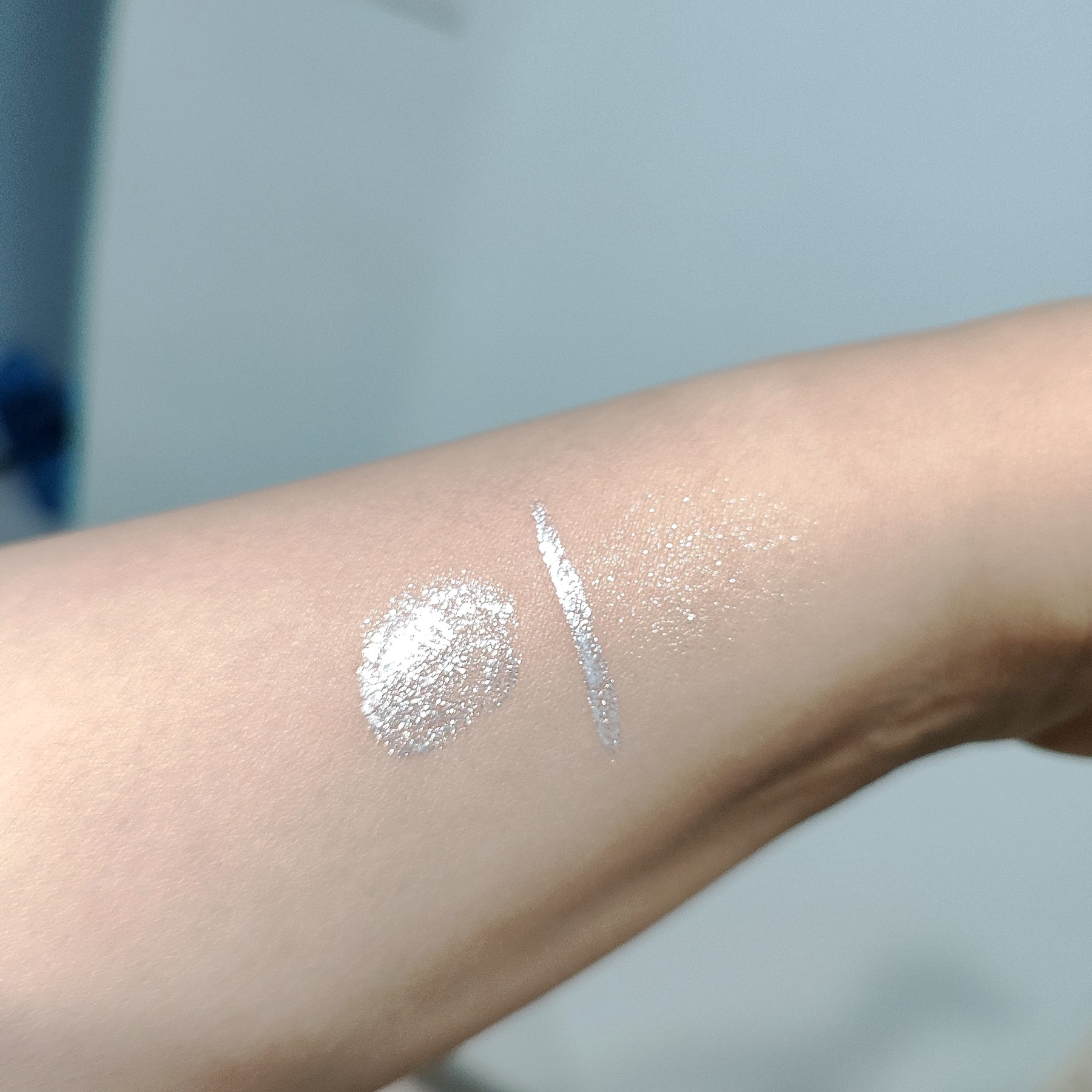 سایه گلیتری مایع چند کاره 3Q beauty ( سایه، خط چشم، شاین لب و گونه)
